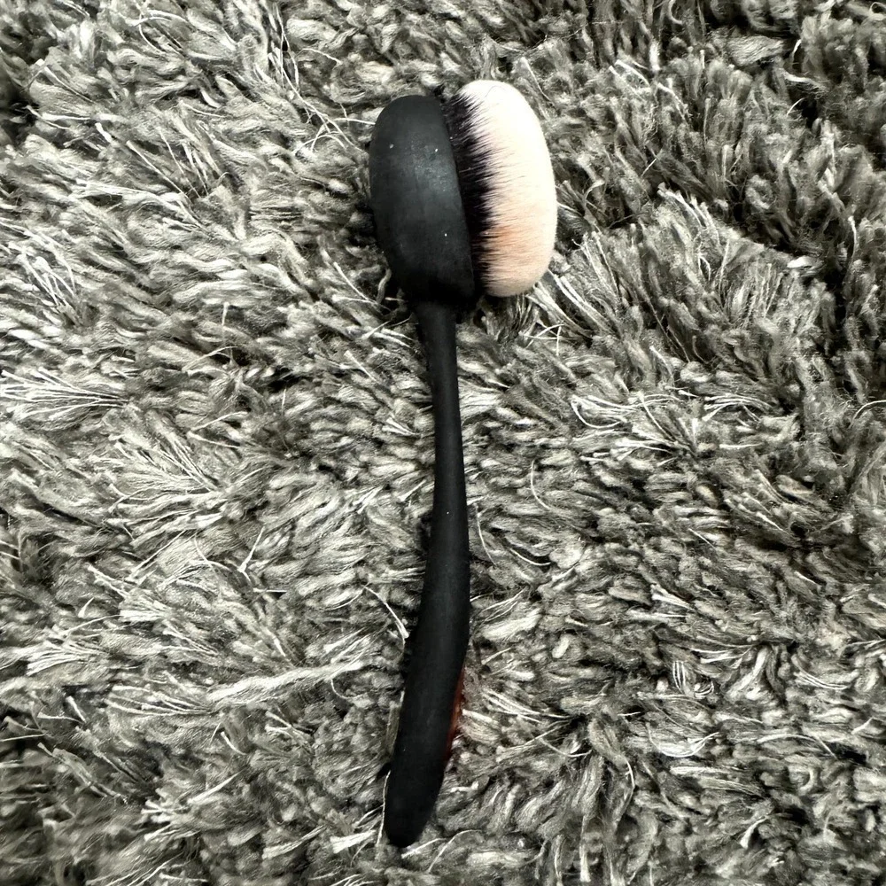 Real Techniques Foundation Handle Makeup Brush​​​​​